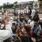 Massa pendukung Rizieq Shihab memintas rekannya membubarkan diri di flyover Penggilingan, Jakarta, Kamis (24/6/2021). Sebelumnya, polisi dengan para simpatisan Rizieq Shihab terlibat bentrokan jelang sidang vonis perkara tes swab yang digelar di di PN Jakarta Timur. (Liputan6.com/Faizal Fanani)