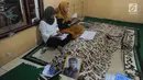 Keluarga berdoa di samping mendiang terpidana mati kasus penyelundupan narkoba Zulfikar Ali  di Desa Ciangka, Ciampe, Bogor (2/6).  Zulfikar Ali  meninggal  pada Kamis (31/6) akibat  komplikasi beberapa penyakit yang dideritanya. (Merdeka.com/Arie Basuki)