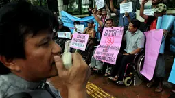 Para pengunjuk rasa membawa berbagai macam tulisan yang isinya menentang diskriminasi terhadap penyandang disabilitas (Liputan6.com/JohanTallo).