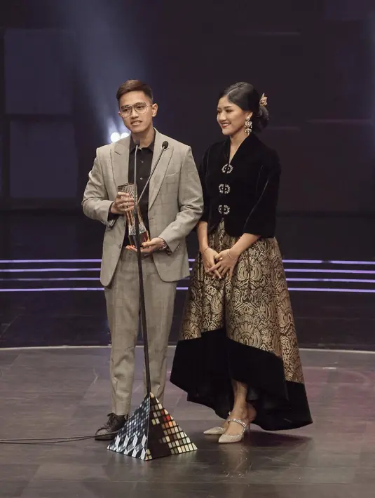 Heels yang dikenakan rumah mode Inggris itu diperkirakan seharga Rp14jutaan. [@erinagudono]