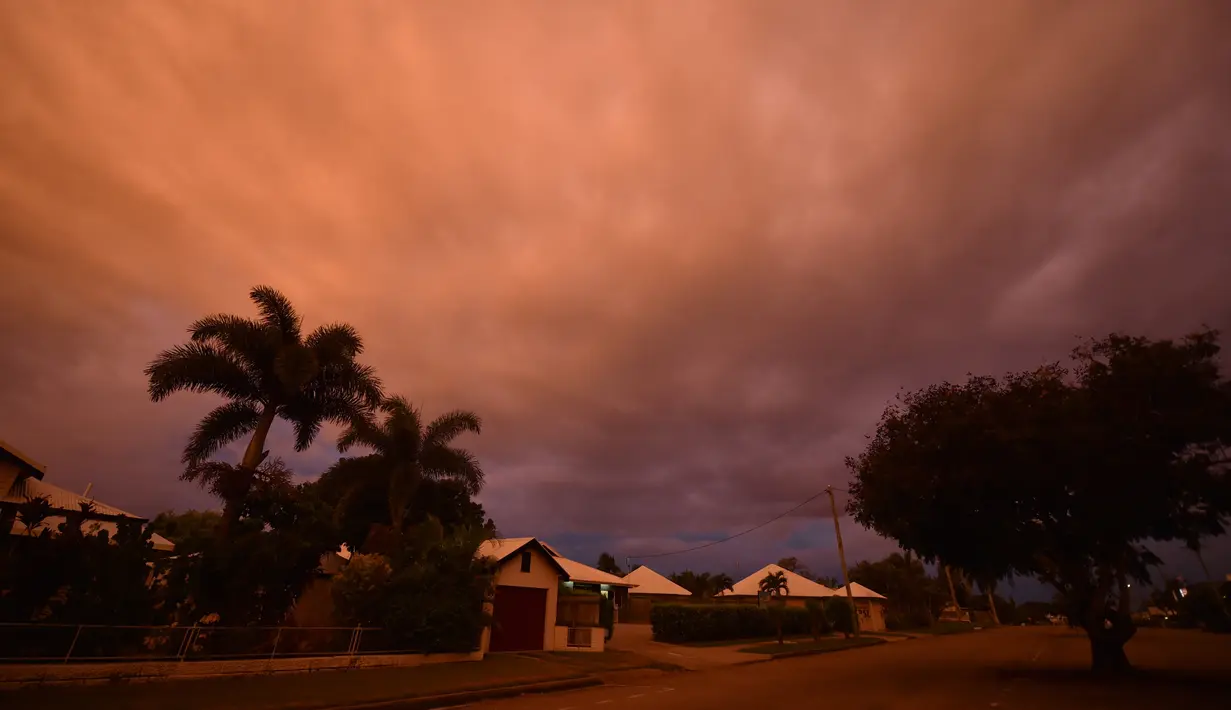Awan badai berkumpul di kota Ayr di utara Queensland sebelum terjadi Topan Debbie, Australia (27/3). Lebih dari 3.500 warga Australia telah dievakuasi menyusul bergeraknya Topan Debbie yang menuju pesisir Queensland. (AFP/Peter Parks)