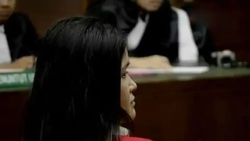 VIDEO: Keluarga Tak Hadiri Sidang Perdana Jessica Wongso