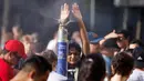 Orang-orang menyegarkan diri di sebuah taman publik selama gelombang panas di Paris, pada 30 Juni 2025. (Ludovic MARIN/AFP)