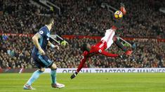 Aksi pemain Manchester United, Paul Pogba melakukan tembakan salto ke gawang Middlesbrough pada laga Premier League di Old Trafford Stadium, (31/12/2016). (Action Images via Reuters/Jason Cairnduff)