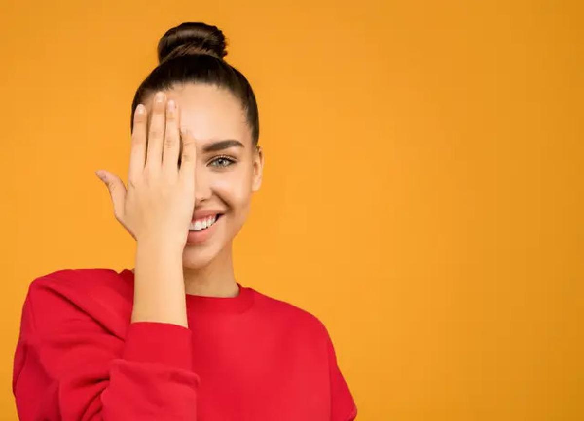 5 Tips Jaga Kesehatan Mata Saat Bekerja di Depan Laptop Seharian