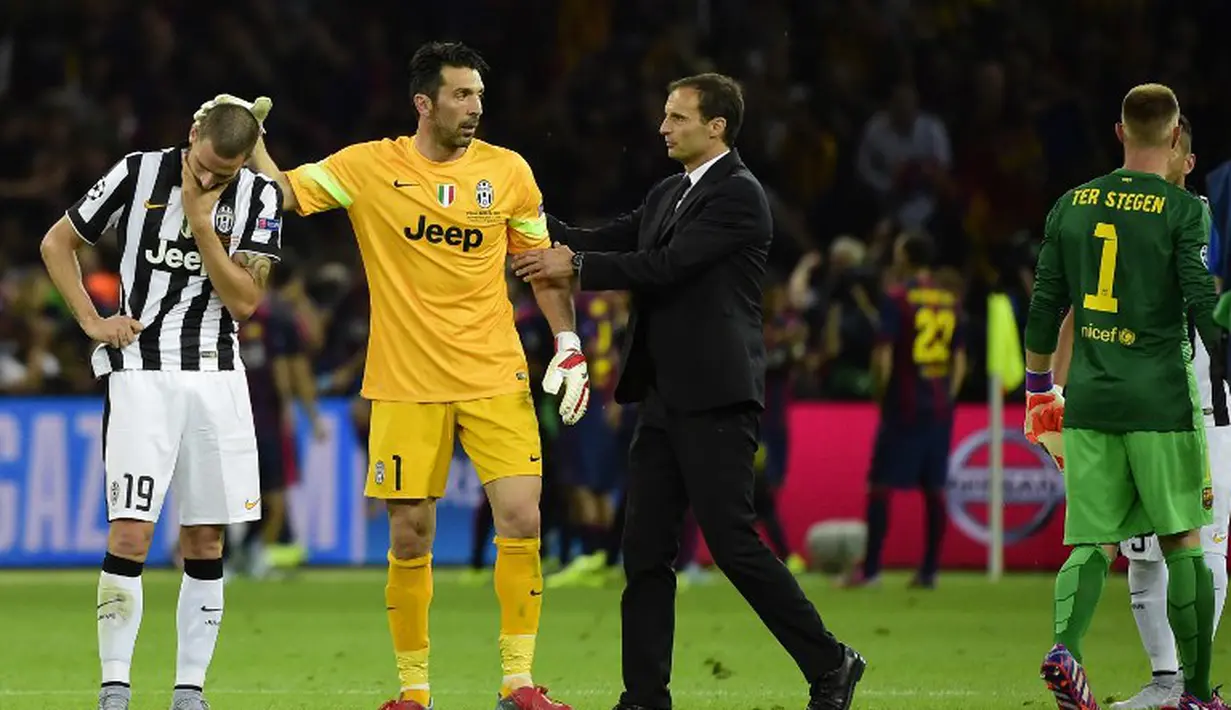 (Kiri-kanan) Leonardo Bonucci, Gianluigi Buffon dan Pelatih Juventus, Massimiliano Allegri usai pertandingan final Liga Champions 2014-2015 di Olympiastadion, Berlin, Minggu (7/6/2015). Juventus dikalahkan Barcelona 3-1. (AFP Photo/Oliver Morin)