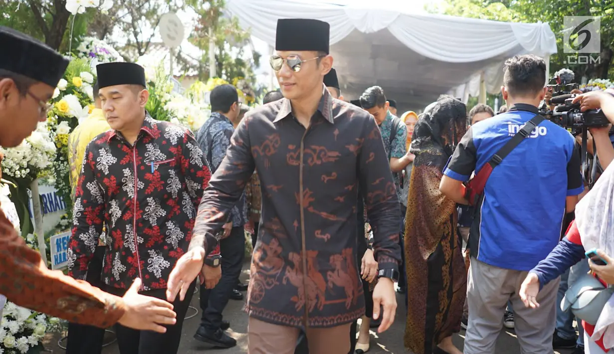 Agus Harimurti Yudhoyono tiba di rumah duka Presiden ke-3 RI BJ Habibie di Kuningan, Jakarta, Kamis (12/9/2019). Kedatangan SBY yang didampingi kedua anaknya, AHY dan Ibas, serta menantunya Annisa Pohan, untuk menyampaikan belasungkawa. (Liputan6.com/Immanuel Antonius)