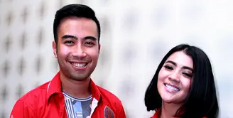 Dua penyanyi muda Indonesia, Indah Dewi Pertiwi dan Vidi Aldiano, ikut dalam Gerakan Peduli HIV & AIDS. (Wimbarsana/Bintang.com)