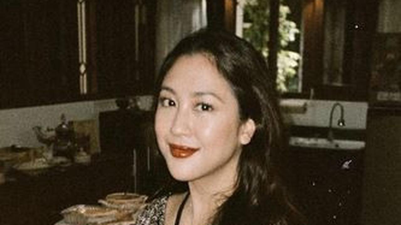 7 Inspirasi Baju Batik Kombinasi untuk Pesta Pernikahan ala Artis, dari Yura Yunita hingga Nadine Chandrawinata