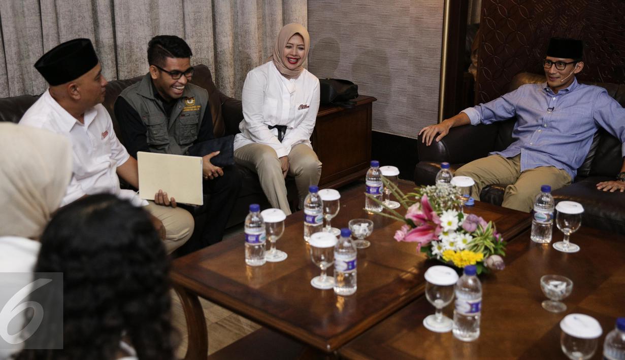 Sandiaga Uno berbincang dibelakang panggung  sebelum mengikuti debat terakhir Pilgub DKI Jakarta di Hotel Bidakara, Jakarta, Rabu (12/4). (Liputan6.com/Faizal Fanani)