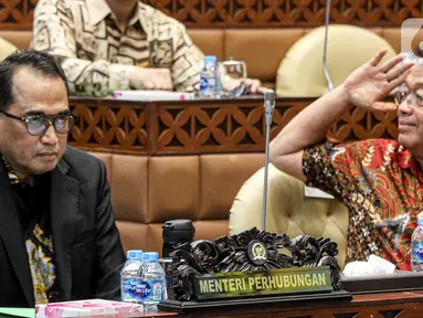 Menteri Perhubungan Budi Karya Sumadi (kiri) saat mengikuti rapat kerja dengan Komisi V DPR di kompleks Parlemen, Senayan, Jakarta, Selasa (6/6/2023). (Liputan6.com/Faizal Fanani)