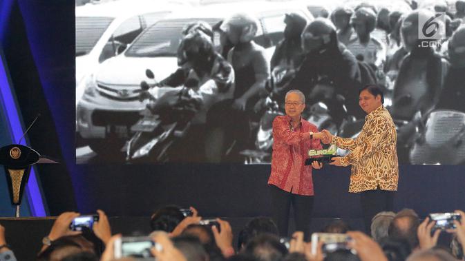 Menteri Perindustrian, Airlangga Hartarto menerima cendera mata dari Ketua Umum GAIKINDO, Yohannes Nangoi pada pembukaan GAIKINDO Indonesia International Auto Show (GIIAS) 2018 di ICE BSD, Tangerang, Kamis (2/8). (Liputan6.com/Fery Pradolo)