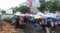 Gara-gara sengketa tanah, ratusan siswa harus menunggu di luar pintu gerbang Sekolah Cinta Budaya sambil hujan-hujanan. (Liputan6.com/Reza Perdana)