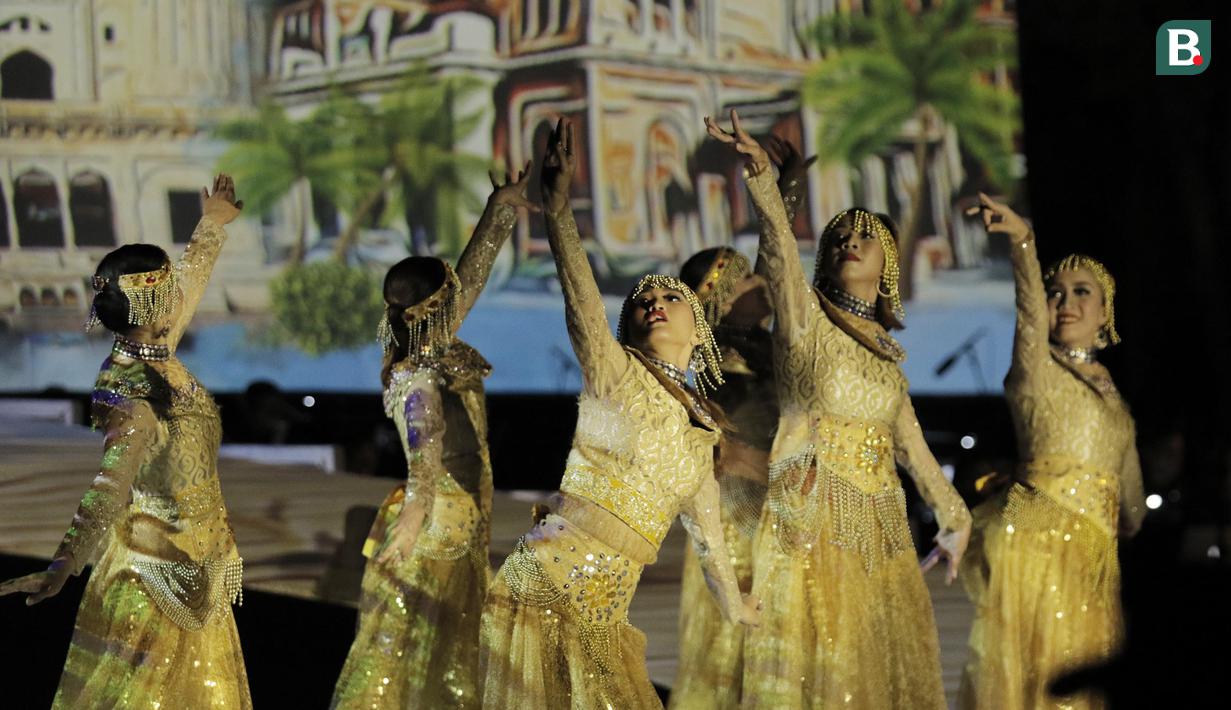 Penari saat prosesi kirab obor di Candi Prambanan, Rabu (18/7/2018). Api obor Asian Games tersebut akan dibawa mengelilingi 18 provinsi. (Bola.com/M Iqbal Ichsan)