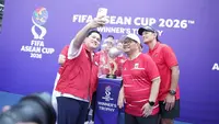 Ketua PSSI, Erick Thohir, bersama Gubernur DKI Jakarta, Pramono Anung, juga sejumlah legenda Timnas Indonesia, berfoto di depan trofi juara FIFA ASEAN Cup 2026 yang sedang dipamerkan di Bundaran HI, Jakarta, Minggu (13/9/2026). (Dok. PSSI)