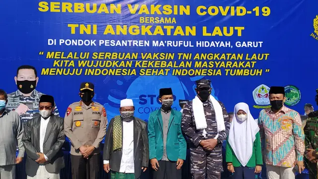 Kepala Staf Angkatan Laut (KASAL) Laksamana TNI Yudo Margono bersama forkopimda Jawa Barat dan Pemda Garut setelah kegiatan serbuan vaksinasi TNI AL di Pondok Pesantren Ma'ruful Hidayah, Cigedug, Garut.