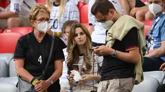 Christina Raphaella (tengah), pacar bek Jerman Matthias Ginter, terlihat di kerumunan menjelang pertandingan sepak bola Grup F UEFA EURO 2020 antara Prancis dan Jerman di Allianz Arena di Munich pada 15 Juni 2021. AFP/Pool/Matthias Hangst)
