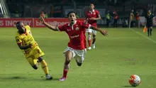 Pemain Persija, Novri Setiawan (kanan) berebut bola dengan Anis Abar (Sriwijaya) di laga Torabika Soccer Championship presented by IM3 Ooredoo. (Liputan6.comHelmi Fitriansyah)
