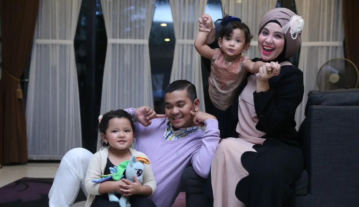 Bekti menyerahkan 10 dinar emas, seberat 42,5 gram dalam akad nikah. Semua serba 10, tanggal 10, bulan 10, dan tahun 2010. Malamnya digelar resepsi bertema Arabian Night 1001 Malam di Sampoerna Strategic Square, Jakarta. (Bintang.com/Nurwahyunan)