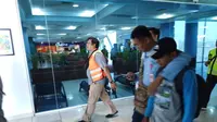 AW diamankan aparat hukum saat baru sampai di Bandara Internasional Sultan Mahmud Badaruddin (SMB) II Palembang (Dok. Humas BNNP Sumsel / Nefri Inge)