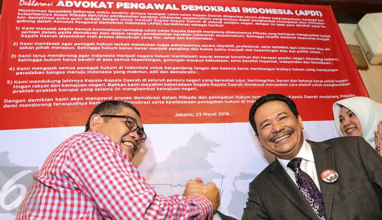 Otto Hasibuan (kanan) bersama Ketua Peradi Fauzi Hasibuan, Jakarta, Rabu (23/3/2016). APDI mendorong pelaksanaan pilkada 2017 tanpa kriminalisasi terhadap calon Kepala Daerah. (Liputan6.com/Yoppy Renato)