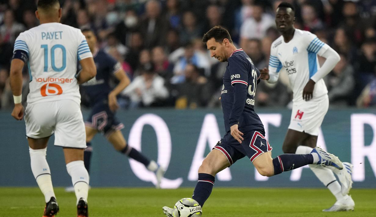 Lionel Messi sempat menjebol gawang Marseille usai menerima umpan Nuno Mendes. Namun gol dianulir wasit akibat sang pemberi umpan telah terlebih dahulu terperangkap offside. (AP/Francois Mori)