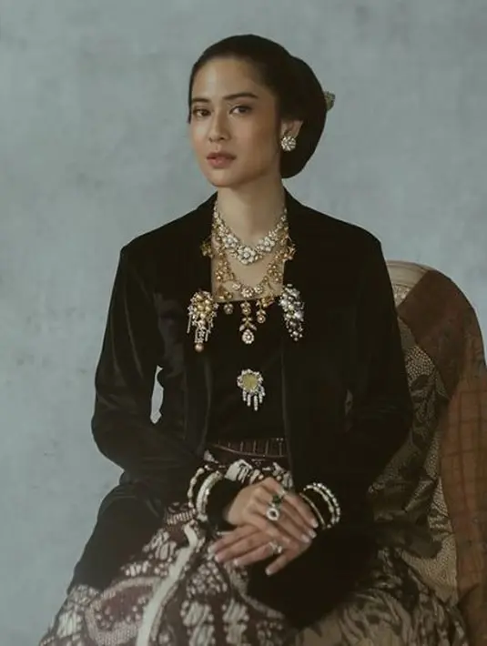 Pemain film ‘Aruna dan Lidahnya’ ini terlihat anggun saat mengenakan kebaya hitam dengan riasan wajah yang sederhana. (Liputan6.com/IG/@therealdisastr)