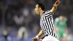 Udinese's foward Fabio Quagliarella celebrates after scoring against Werder Bremen during their quarter final UEFA cup match on April 16, 2009 in Udine. AFP PHOTO/DAMIEN MEYER