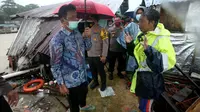 Wali Kota Batam, Muhammad Rudi, memediasi pengusaha dan warga yang rumahnya dihantam tongkang di Tanjunguma. (Foto: Liputan6.com/Ajang Nurdin)