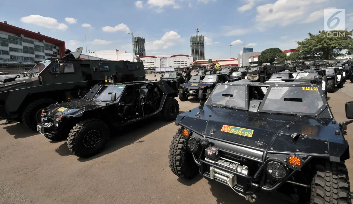 Sejumlah kendaraan amfibi terparkir saat Apel Patroli Skala Besar TNI-Polri di JIExpo, Kemayoran, Jakarta Pusat, Minggu (14/4). TNI dan POLRI siap mengamankan pelaksanaan Pemilu serentak  17 April 2019 mendatang dengan menjamin keamanan masyarakat sampai ke TPS. (merdeka.com/Iqbal S. Nugroho)