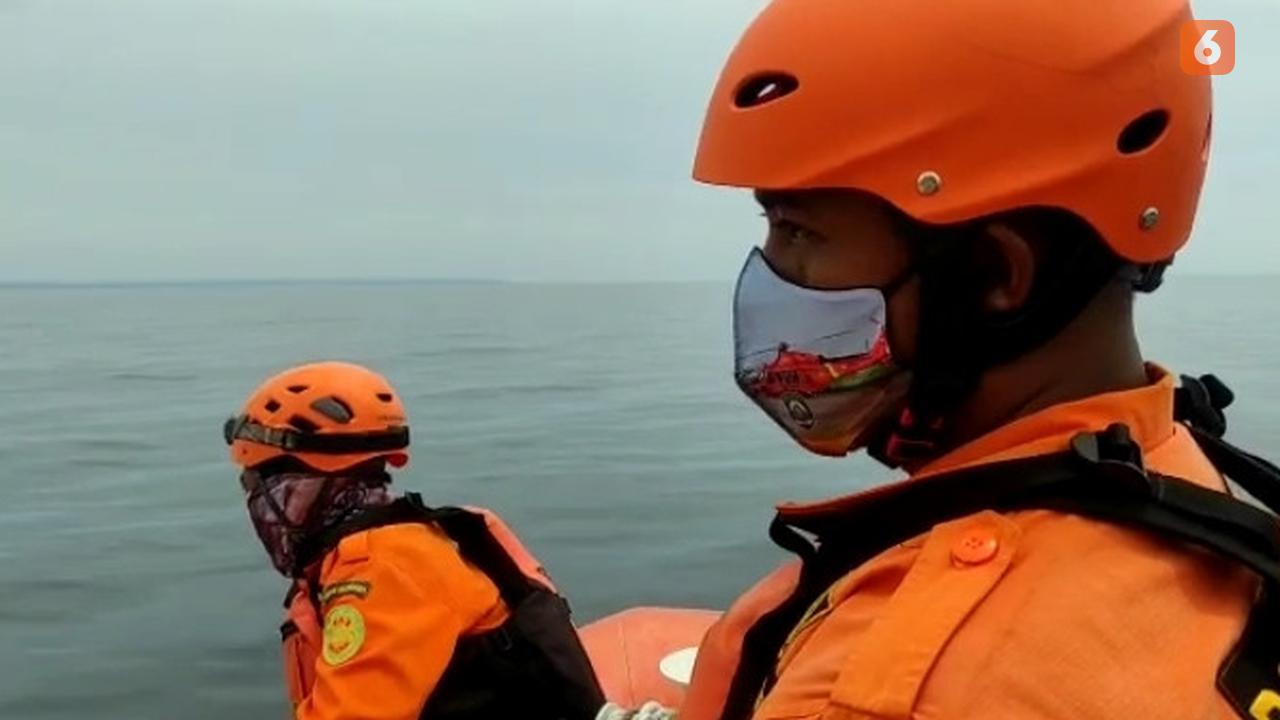 Tim SAR gabungan mencari lansia yang hilang terseret arus sungai. (Hermawan Arifianto/Liputan6.com)