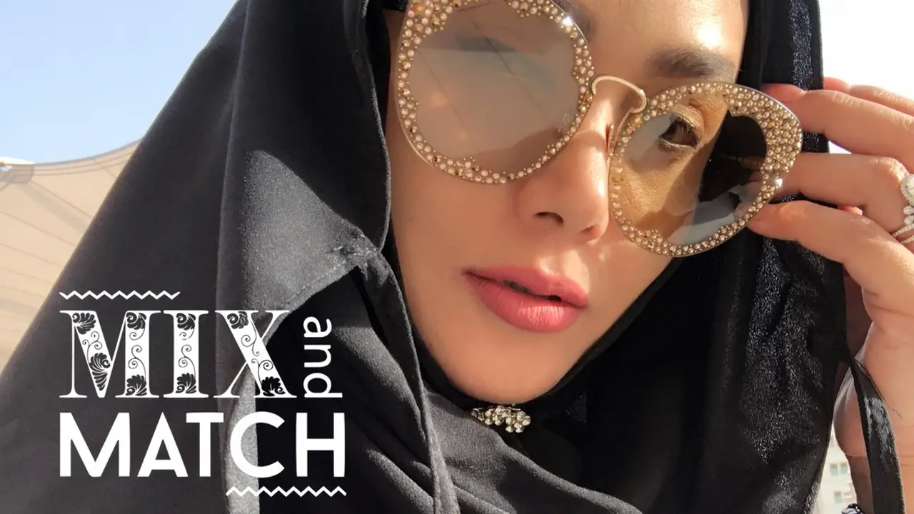 [Bintang] Mix and Match: Umroh dengan Suami, Krisdayanti Tetap Tampilkan Busana Gamis Glamor yang Elegan