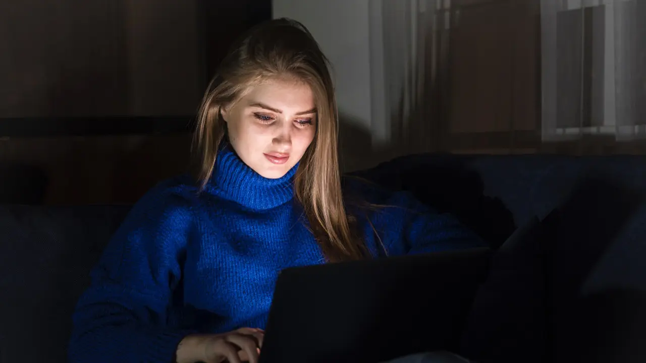 Hati-Hati, Paparan Blue Light dari Laptop Bisa Membuat Kulit Cepat Kusam