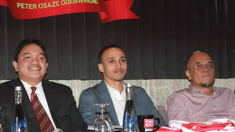 Peter Odemwingie (tengah) diperkenalkan sebagai pemain Madura United. 