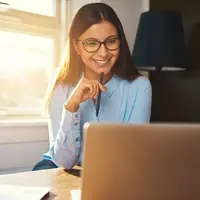 Hati-hati, jangan lakukan ini dengan komputer atau laptop kantor agar karier Anda berjalan lancar. (iStockphoto)