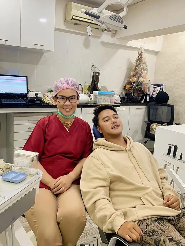7 Potret Danang D'Academy di Luar Panggung, Tampil Kasual dan Stylish