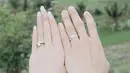 Bahkan pasangan ini mengabadikan perjalanan cinta pada sepasang cincin. Cincin tersebut bertaburkan 8 permata sebagai lambang perjalanan mereka mengarungi hubungan asmara. (via instagram/@glennalinskie)