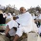 Jemaah haji berdoa di Jabal Rahmah, Padang Arafah, dekat Kota Suci Mekkah, Arab Saudi, 8 Juli 2022. Diperkirakan ada 1 jutaan jemaah haji yang berdoa di Padang Arafah. (AP Photo/Amr Nabil)