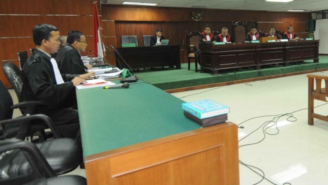 Tidak hadir karena sakit, sidang perdana OC Kaligis ditunda