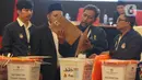 Bersama Badan Pengawas Pemilihan Umum (Bawaslu) Kota Jakarta Pusat, KPU Kota Jakarta Pusat melakukan rapat pleno terbuka rekapitulasi hasil penghitungan perolehan suara Pemilihan Gubernur DKI Jakarta dalam Pilkada Serentak tahun 2024 di Jakarta. (Liputan6.com/Herman Zakharia)