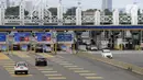 Kendaraan melintasi Jalan Tol BSD-Jakarta yang terlihat lengang di Pintu Tol Pondok Aren, Bintaro, Tangerang Selatan, Rabu (22/4/2020). Sejak pemberlakuan PSBB untuk memutus penularan COVID-19 di wilayah Jakarta dan sekitarnya, aktivitas kendaraan menurun hingga 35 persen. (merdeka.com/Dwi Narwoko)