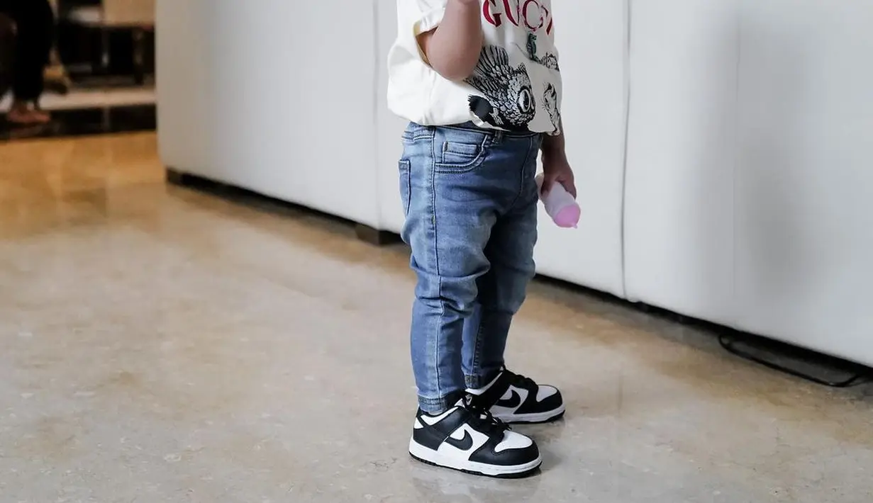 Aksesori kacamata hitam dengan frame pink bikin gaya swag-nya terlihat imut [@attahalilintar]