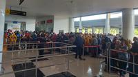 Antrian penumpang di bandara Djalaludin Gorontalo (Arfandi Ibrahim/Liputan6.com)
