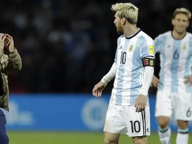 Seorang fans masuk ke lapangan menghampiri bintang Argentina, Lionel Messi, saat laga penyisihan Piala Dunia di Estadio Malvinas Argentinas, Mendoza, Argentina, Jumat (2/9/2016). (AP/Victor R. Caivano)