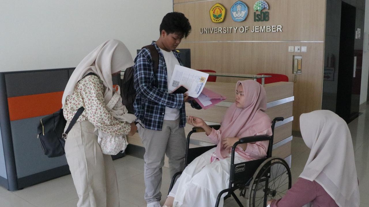 Kegigihan Dua Peserta Difabel Ikuti UTBK SNBT, Demi Gapai Impian Kuliah di Kampus Favorit