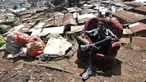 Artis hip hop Kenya Henry Ohanga alias Octopizzo berpose di sofa di Nairobi, Kenya (16/1). Octopizzo berasal dari wilayah kumuh terbesar di Kibera, Kenya. (AFP Photo/Tony Karumba)