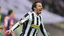 Alessandro Del Piero. Striker Italia yang telah pensiun bersama Delhi Dynamos pada Januari 2015 ini pernah menjadi top skor Liga Italia pada musim ke-15 bersama Juventus pada 2007/2008 saat berusia 34 tahun. Total ia mencetak 21 gol pada musim tersebut. (AFP/Giuseppe Cacace)