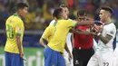 Striker Brasil, Roberto Firmino, bersitegang dengan striker Argentina, Lautaro Martinez, pada laga Copa America 2019 di Stadion Mineirao, Rabu (3/7). Brasil menang 2-0 atas Argentina. (AP//Natacha Pisarenko)