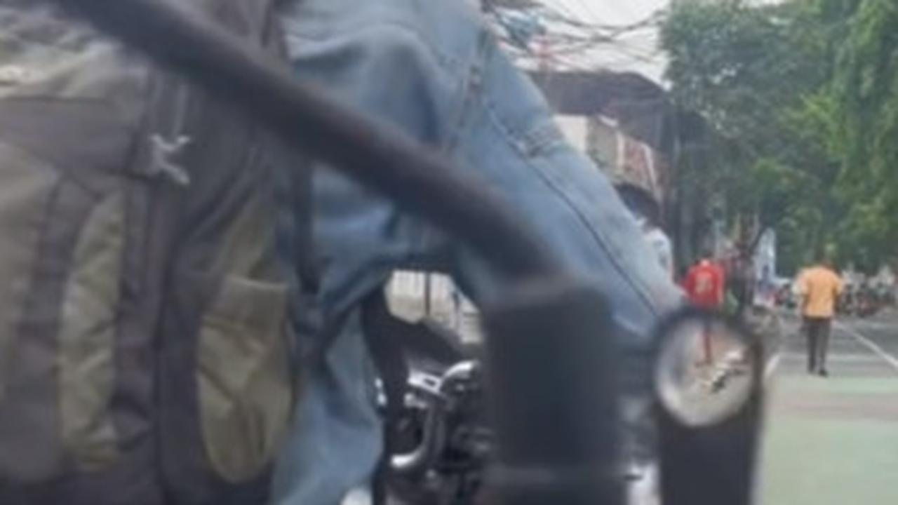 Aksi Pria Bantu Bapak-Bapak Dorong Motor hingga Belikan Bensin Ini Viral, Banjir Pujian