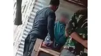 Tangkapan layar video viral oknum polisi aniaya emak-emak di Pinrang (Liputan6.com/Istimewa)